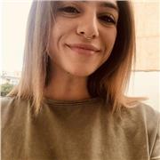 Estudiante universitaria con vocación de futura profesora imparte clases de lengua castellana y literatura